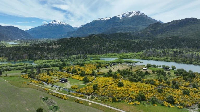 Chacra de 3,4 ha con cabañas sobre el Río Grande